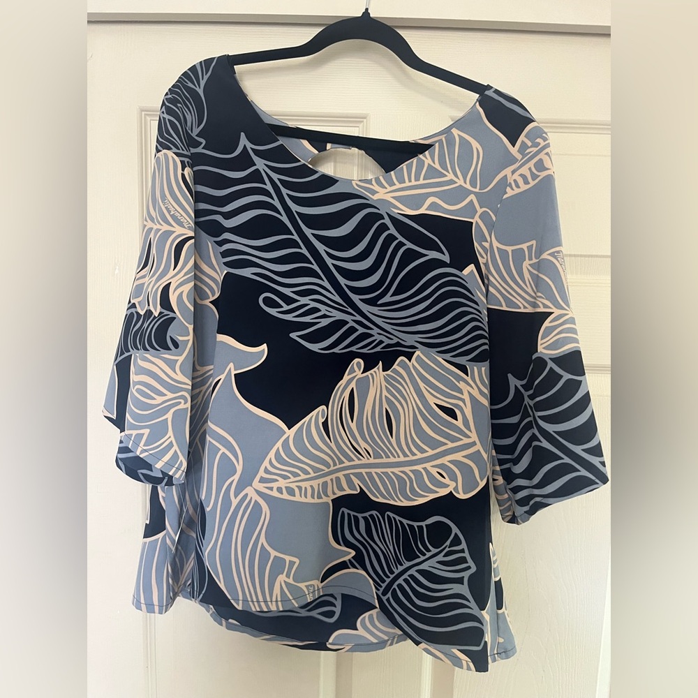 Manuheali’i Navy and Cream Leaf Print Blouse
